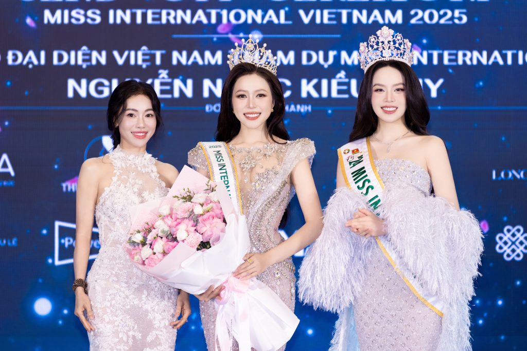 Kiều Duy chính thức nhận sash từ Thanh Thủy, mang trang phục dân tộc "Cửu Long Ẩn Vân" đến Miss International 2025- Ảnh 4. Kiều Duy chính thức nhận sash từ Thanh Thủy, mang trang phục dân tộc "Cửu Long Ẩn Vân" đến Miss International 2025- Ảnh 4.