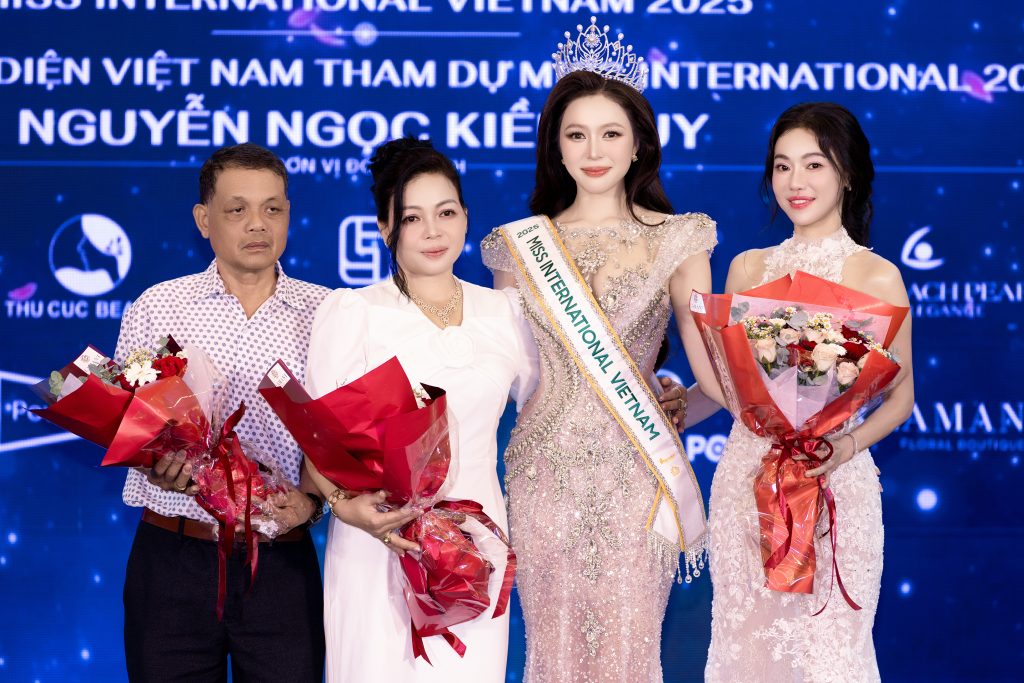 Kiều Duy chính thức nhận sash từ Thanh Thủy, mang trang phục dân tộc "Cửu Long Ẩn Vân" đến Miss International 2025- Ảnh 5. Kiều Duy chính thức nhận sash từ Thanh Thủy, mang trang phục dân tộc "Cửu Long Ẩn Vân" đến Miss International 2025- Ảnh 5.
