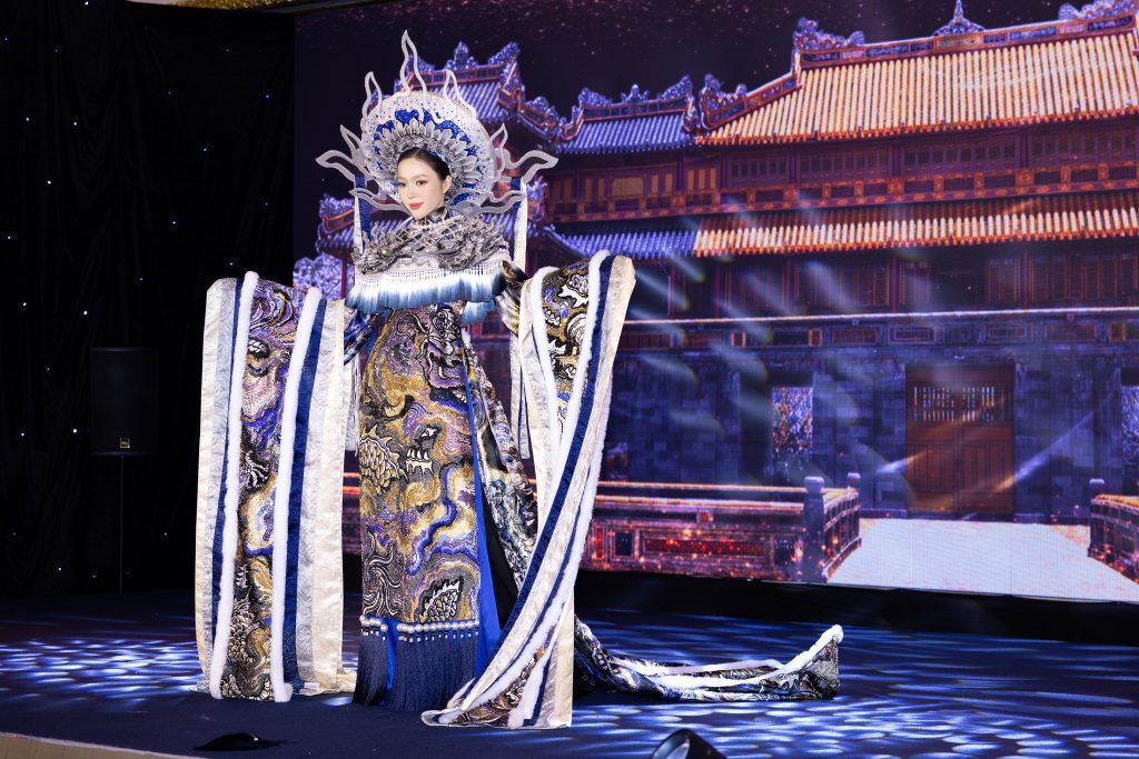 Kiều Duy chính thức nhận sash từ Thanh Thủy, mang trang phục dân tộc "Cửu Long Ẩn Vân" đến Miss International 2025- Ảnh 6. Kiều Duy chính thức nhận sash từ Thanh Thủy, mang trang phục dân tộc "Cửu Long Ẩn Vân" đến Miss International 2025- Ảnh 6.