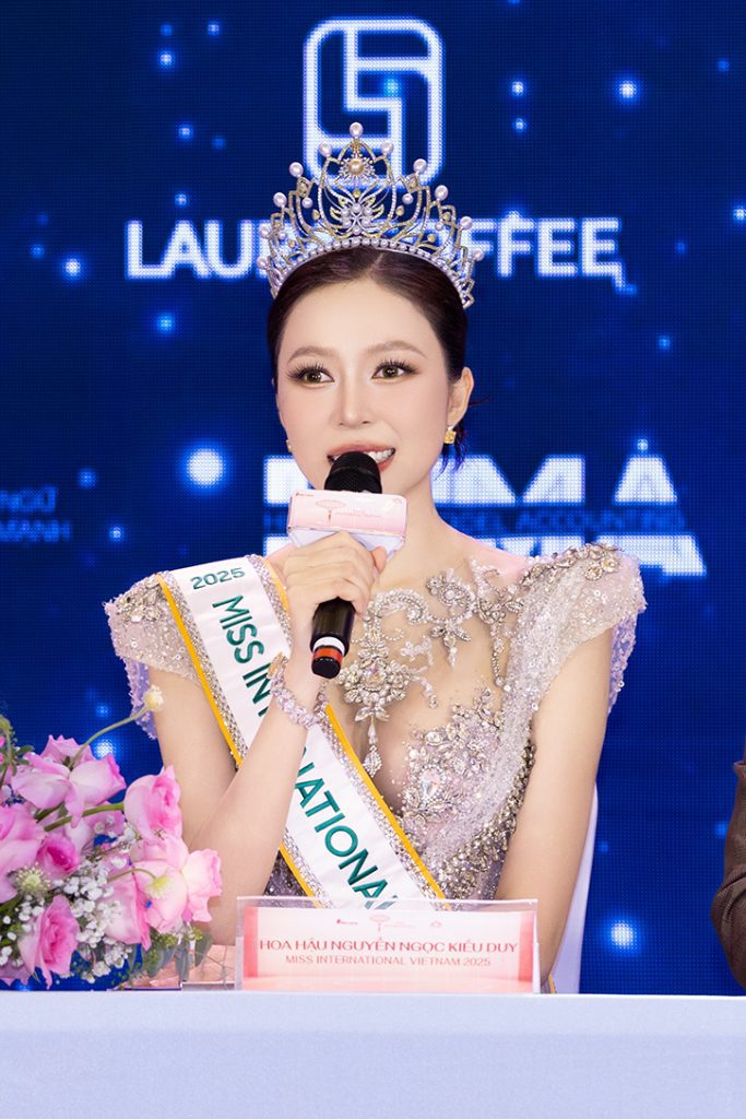 Kiều Duy chính thức nhận sash từ Thanh Thủy, mang trang phục dân tộc "Cửu Long Ẩn Vân" đến Miss International 2025- Ảnh 3. Kiều Duy chính thức nhận sash từ Thanh Thủy, mang trang phục dân tộc "Cửu Long Ẩn Vân" đến Miss International 2025- Ảnh 3.