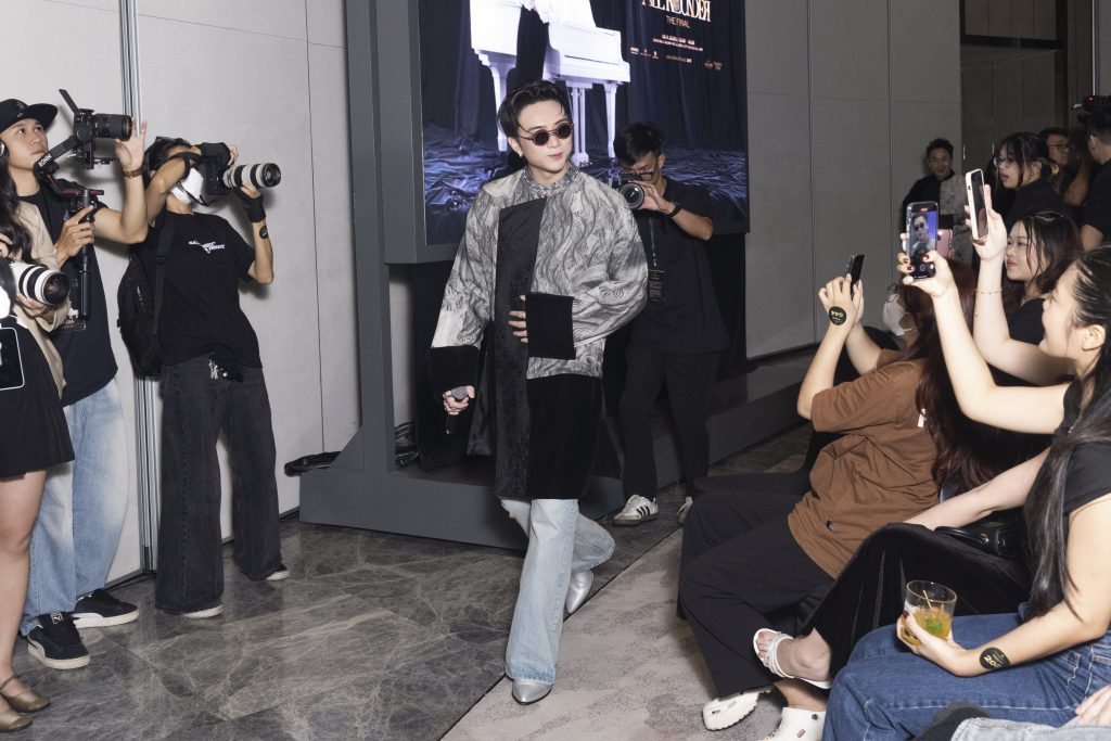 NSND Huỳnh Tú, NSND Tự Long góp mặt trong MV “Mục hạ vô nhân” của SOOBIN: Đưa văn hóa Việt vào âm nhạc đại chúng- Ảnh 1.