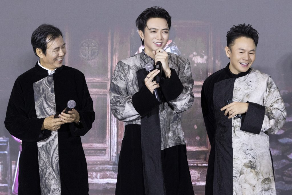 NSND Huỳnh Tú, NSND Tự Long góp mặt trong MV “Mục hạ vô nhân” của SOOBIN: Đưa văn hóa Việt vào âm nhạc đại chúng- Ảnh 6.