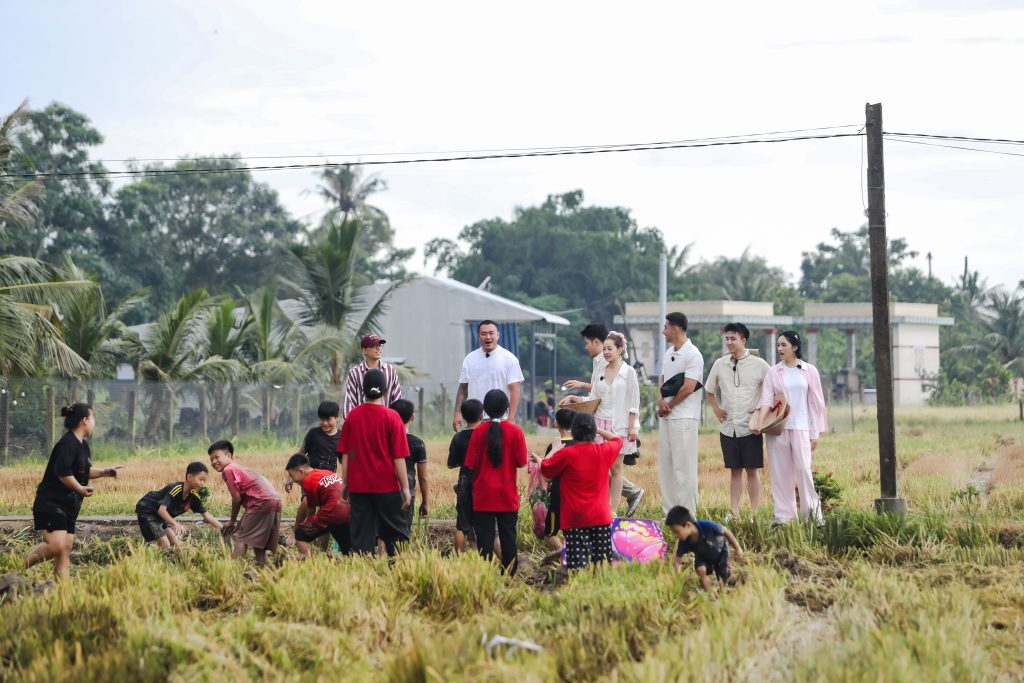 Không còn thân thiết như trước, dàn cast "Hàng xóm mới" bỗng “bật mood” nghi ngờ các thành viên- Ảnh 1.