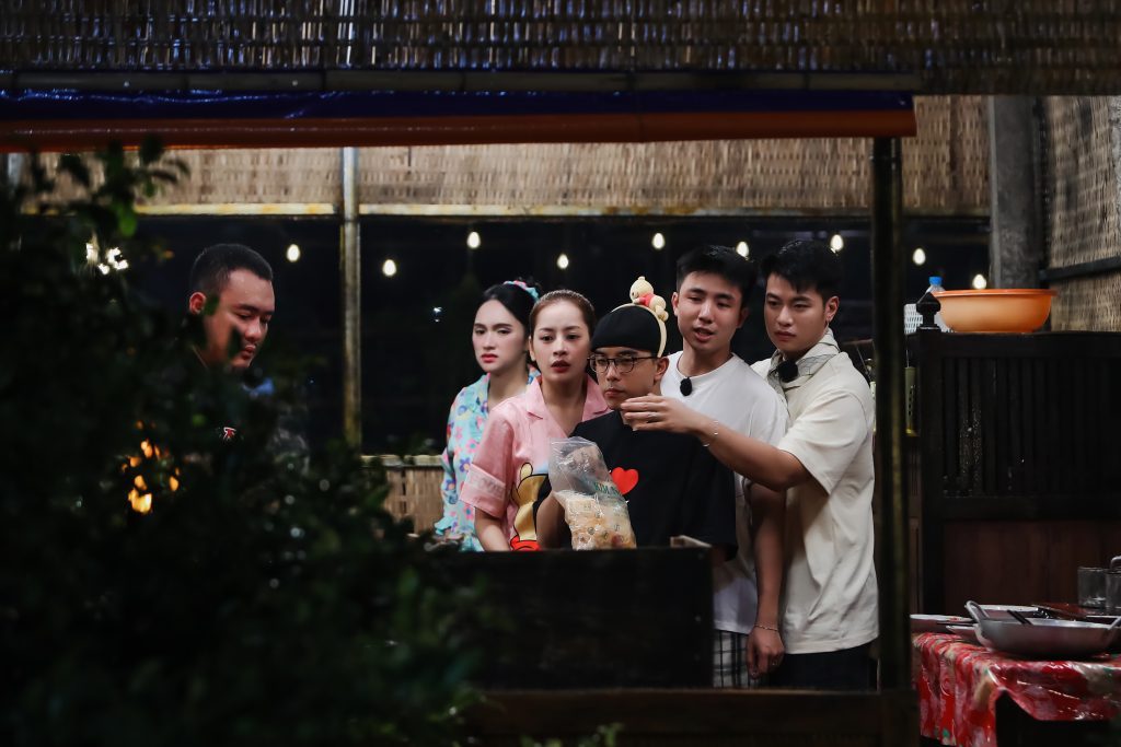 Không còn thân thiết như trước, dàn cast "Hàng xóm mới" bỗng “bật mood” nghi ngờ các thành viên- Ảnh 4.