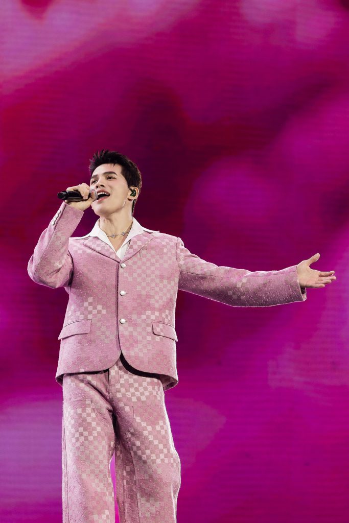 Quốc Thiên ủng hộ 200 triệu đồng đến đồng bào miền Trung ngay giữa lúc trình diễn tại Live Concert Skynote 2025- Ảnh 2.