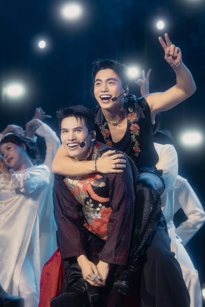 Quốc Thiên ủng hộ 200 triệu đồng đến đồng bào miền Trung ngay giữa lúc trình diễn tại Live Concert Skynote 2025- Ảnh 5.