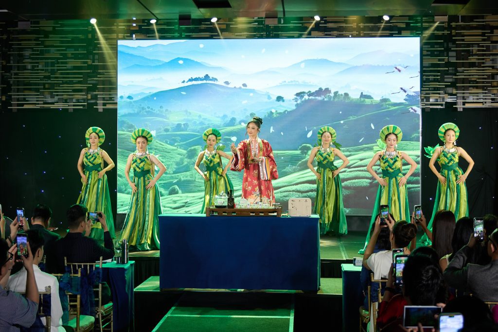 Đương kim Hoa hậu Hoàn vũ Việt Nam - Nguyễn Hoàng Phương Linh chính thức nhận sash đại diện Việt Nam tại Miss Cosmo 2025- Ảnh 2.