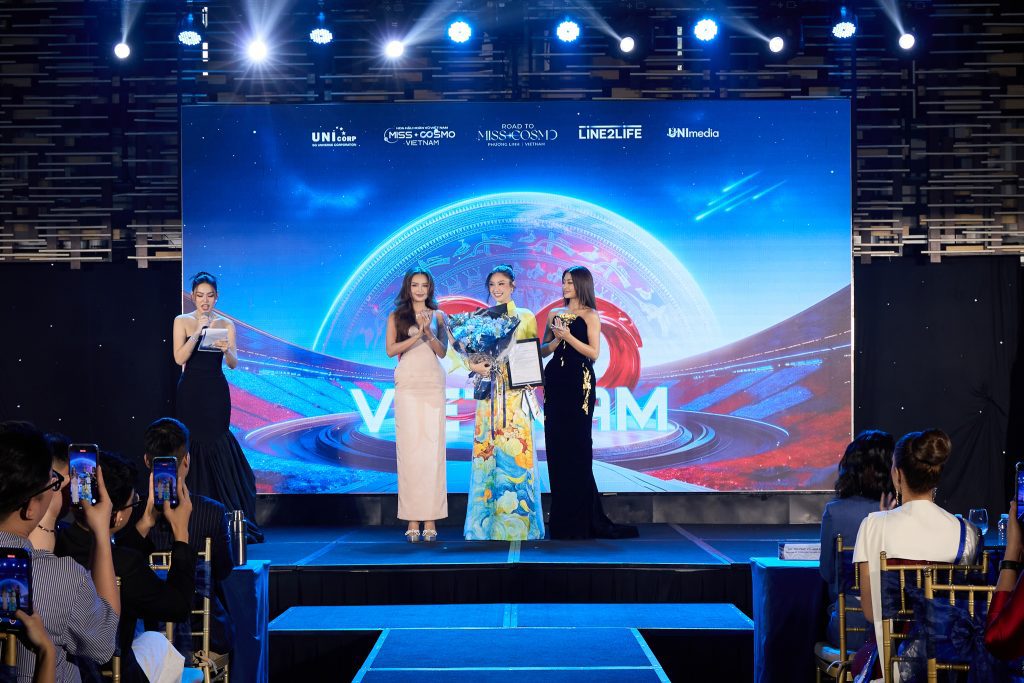 Đương kim Hoa hậu Hoàn vũ Việt Nam - Nguyễn Hoàng Phương Linh chính thức nhận sash đại diện Việt Nam tại Miss Cosmo 2025- Ảnh 4.