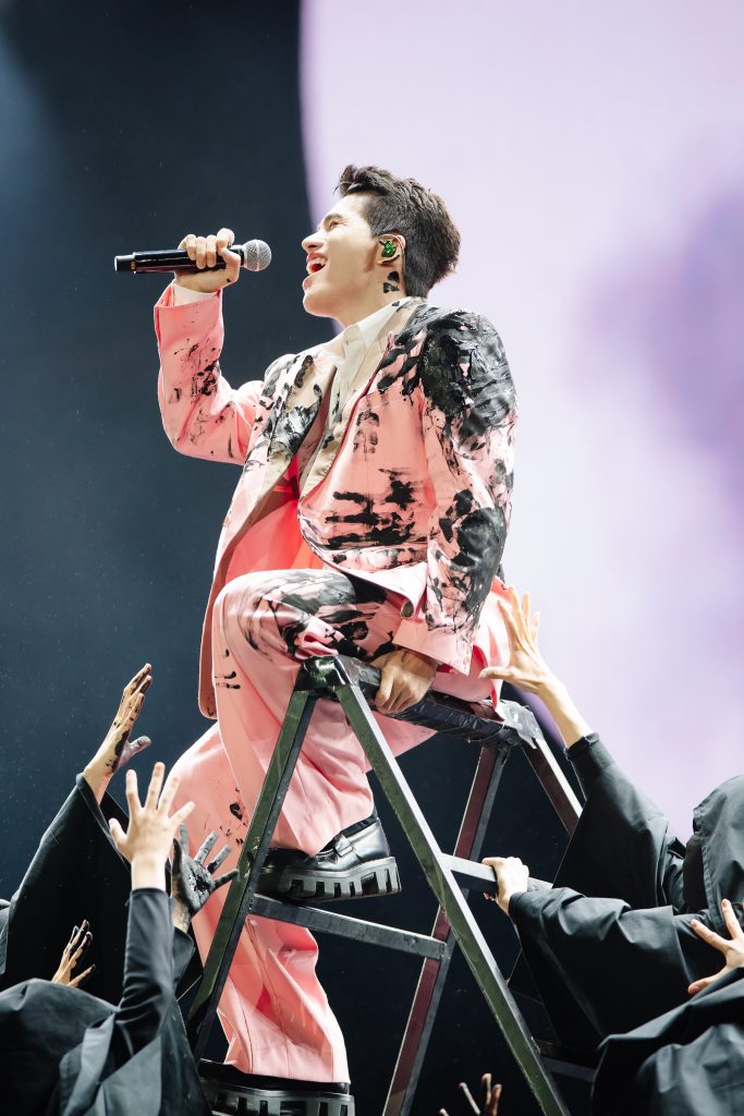 Quốc Thiên ủng hộ 200 triệu đồng đến đồng bào miền Trung ngay giữa lúc trình diễn tại Live Concert Skynote 2025- Ảnh 8.