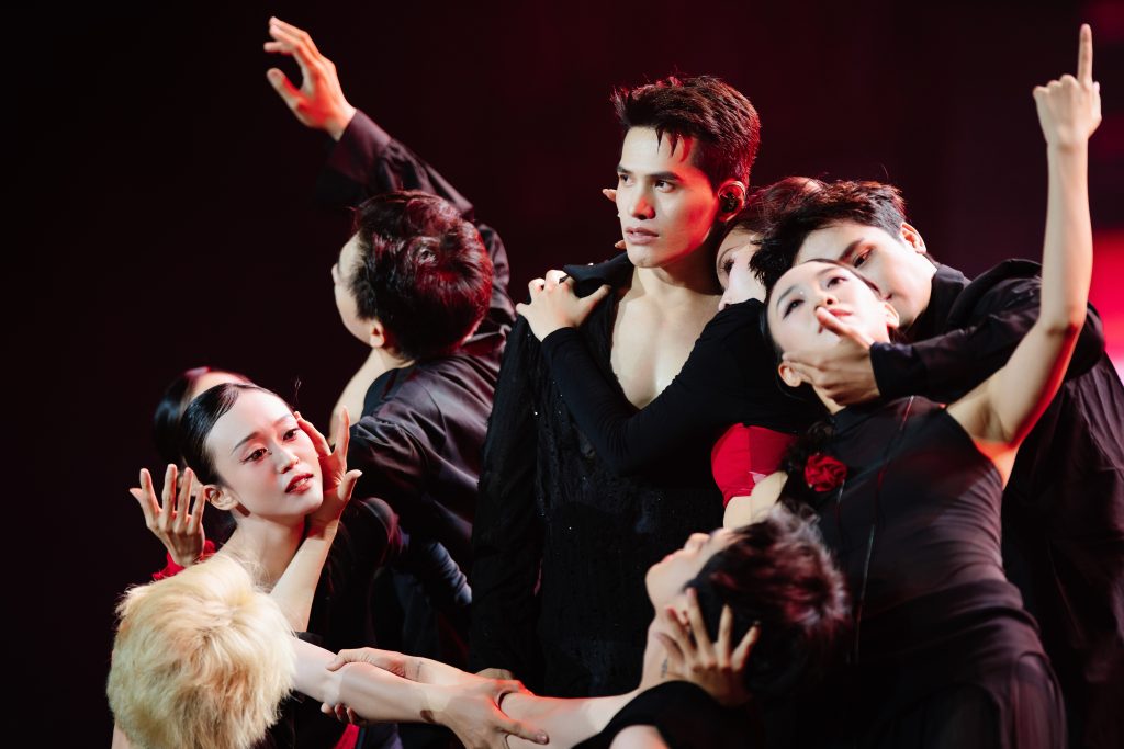 Quốc Thiên ủng hộ 200 triệu đồng đến đồng bào miền Trung ngay giữa lúc trình diễn tại Live Concert Skynote 2025- Ảnh 7.