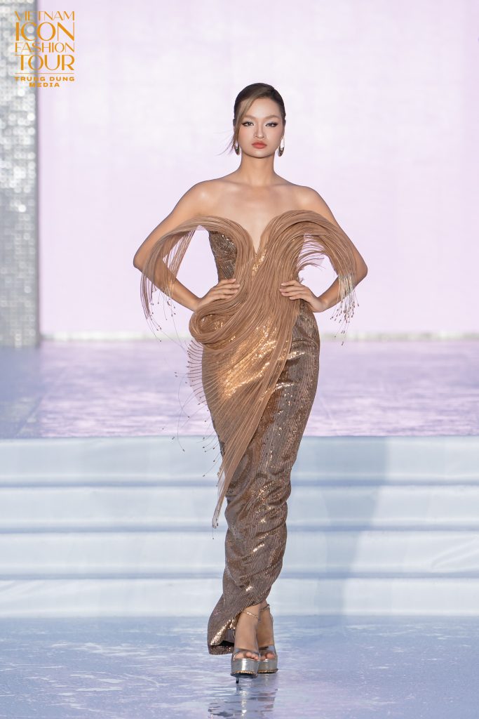 NTK Hoàng Minh Hà, NTK Châu Báo Ngọc Ngà trình làng BST mới tại "Vietnam Icon Fashion Tour 2025"- Ảnh 3. NTK Hoàng Minh Hà, NTK Châu Báo Ngọc Ngà trình làng BST mới tại "Vietnam Icon Fashion Tour 2025"- Ảnh 3.