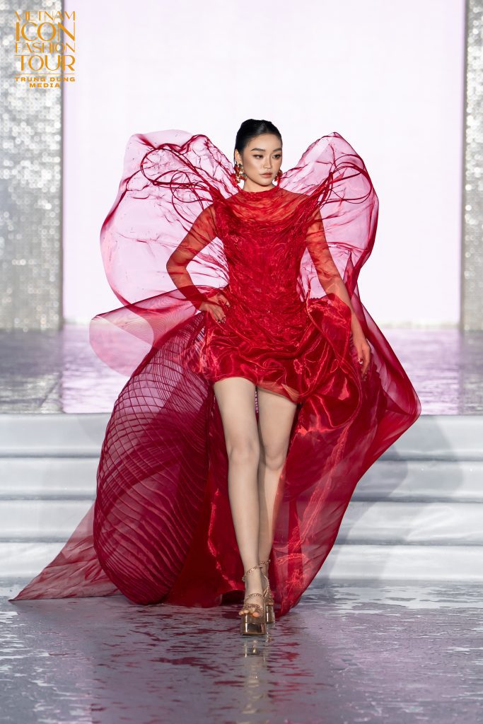 NTK Hoàng Minh Hà, NTK Châu Báo Ngọc Ngà trình làng BST mới tại "Vietnam Icon Fashion Tour 2025"- Ảnh 4. NTK Hoàng Minh Hà, NTK Châu Báo Ngọc Ngà trình làng BST mới tại "Vietnam Icon Fashion Tour 2025"- Ảnh 4.