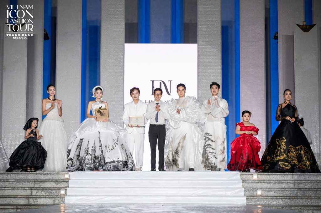 NTK Hoàng Minh Hà, NTK Châu Báo Ngọc Ngà trình làng BST mới tại "Vietnam Icon Fashion Tour 2025"- Ảnh 8. NTK Hoàng Minh Hà, NTK Châu Báo Ngọc Ngà trình làng BST mới tại "Vietnam Icon Fashion Tour 2025"- Ảnh 8.