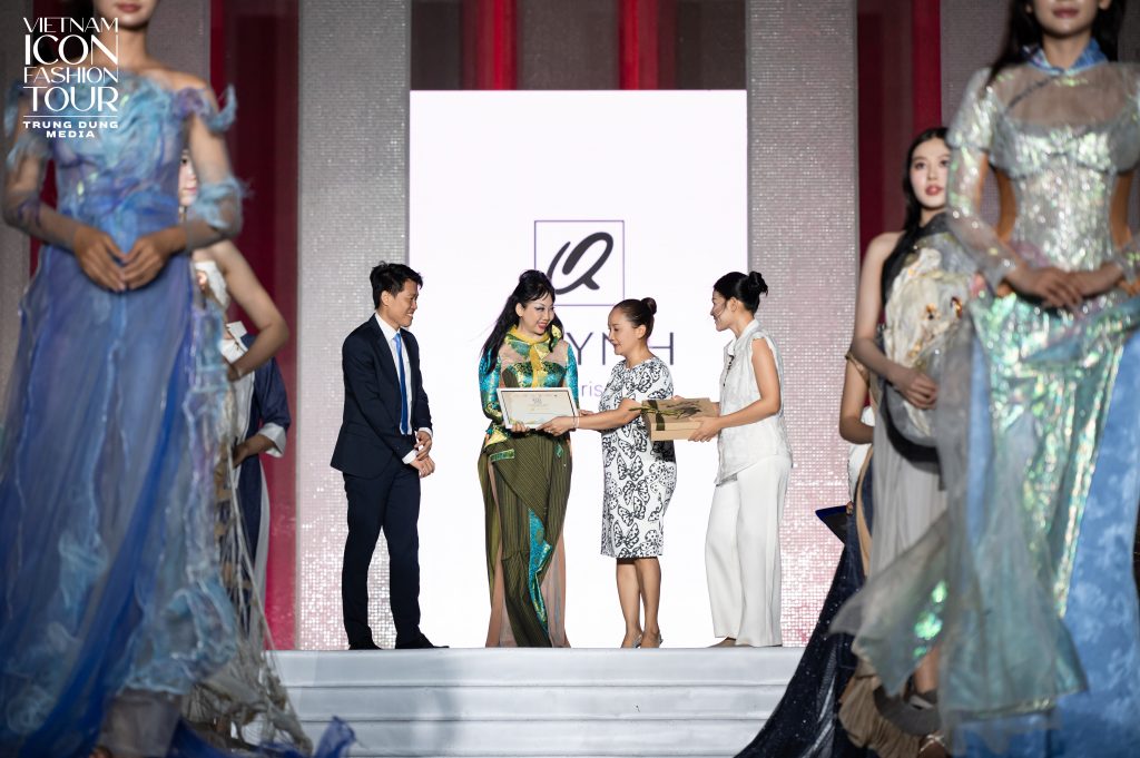 NTK Hoàng Minh Hà, NTK Châu Báo Ngọc Ngà trình làng BST mới tại "Vietnam Icon Fashion Tour 2025"- Ảnh 9. NTK Hoàng Minh Hà, NTK Châu Báo Ngọc Ngà trình làng BST mới tại "Vietnam Icon Fashion Tour 2025"- Ảnh 9.