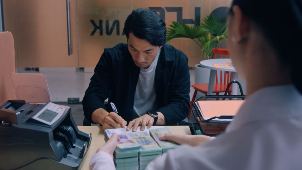 Liên Bỉnh Phát, Tam Triều Dâng và Lê Hải vướng tình tay ba rối ren trong phim "Bẫy tiền"- Ảnh 5. Liên Bỉnh Phát, Tam Triều Dâng và Lê Hải vướng tình tay ba rối ren trong phim "Bẫy tiền"- Ảnh 5.