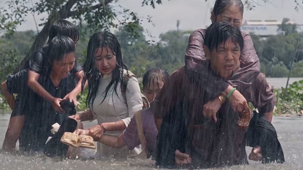 Thái Hoà nói về vai diễn trong “Cuộc chiến hạ lưu”: “Nhục nhã nhất là khi phản bội lý tưởng sống của mình”- Ảnh 3. Thái Hoà nói về vai diễn trong “Cuộc chiến hạ lưu”: “Nhục nhã nhất là khi phản bội lý tưởng sống của mình”- Ảnh 3.