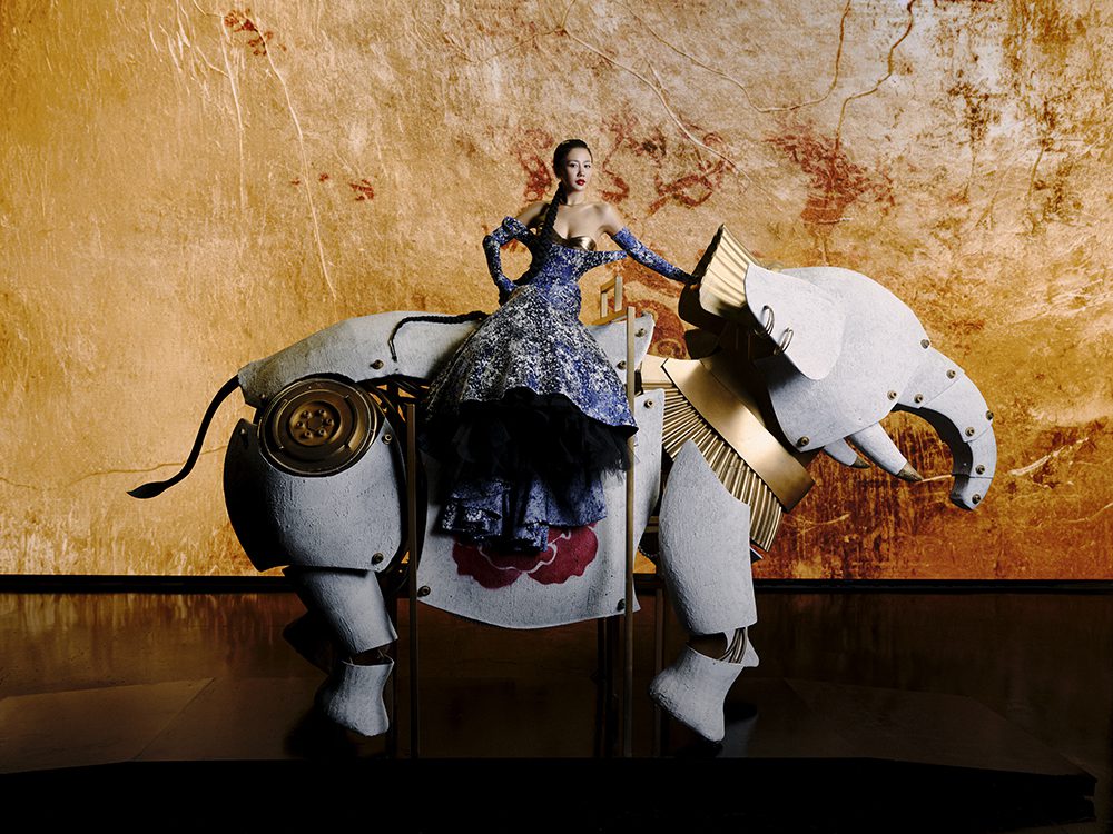 Văn Mai Hương - Chi Pu hòa giọng, múa bụng cực “cháy” với lần đầu kết hợp trong MV "Vườn hồng"- Ảnh 1.