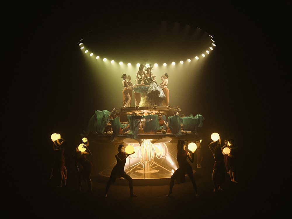 Văn Mai Hương - Chi Pu hòa giọng, múa bụng cực “cháy” với lần đầu kết hợp trong MV "Vườn hồng"- Ảnh 5.