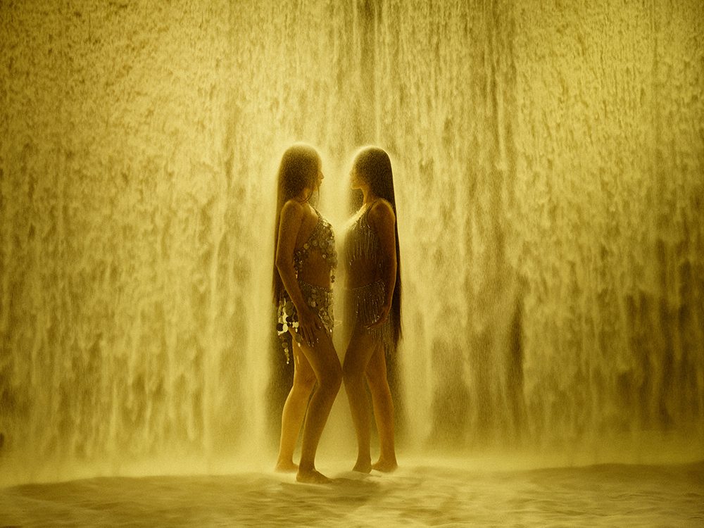 Văn Mai Hương - Chi Pu hòa giọng, múa bụng cực “cháy” với lần đầu kết hợp trong MV "Vườn hồng"- Ảnh 4.