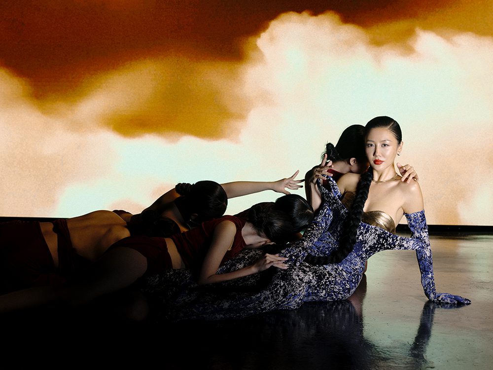 Văn Mai Hương - Chi Pu hòa giọng, múa bụng cực “cháy” với lần đầu kết hợp trong MV "Vườn hồng"- Ảnh 2.