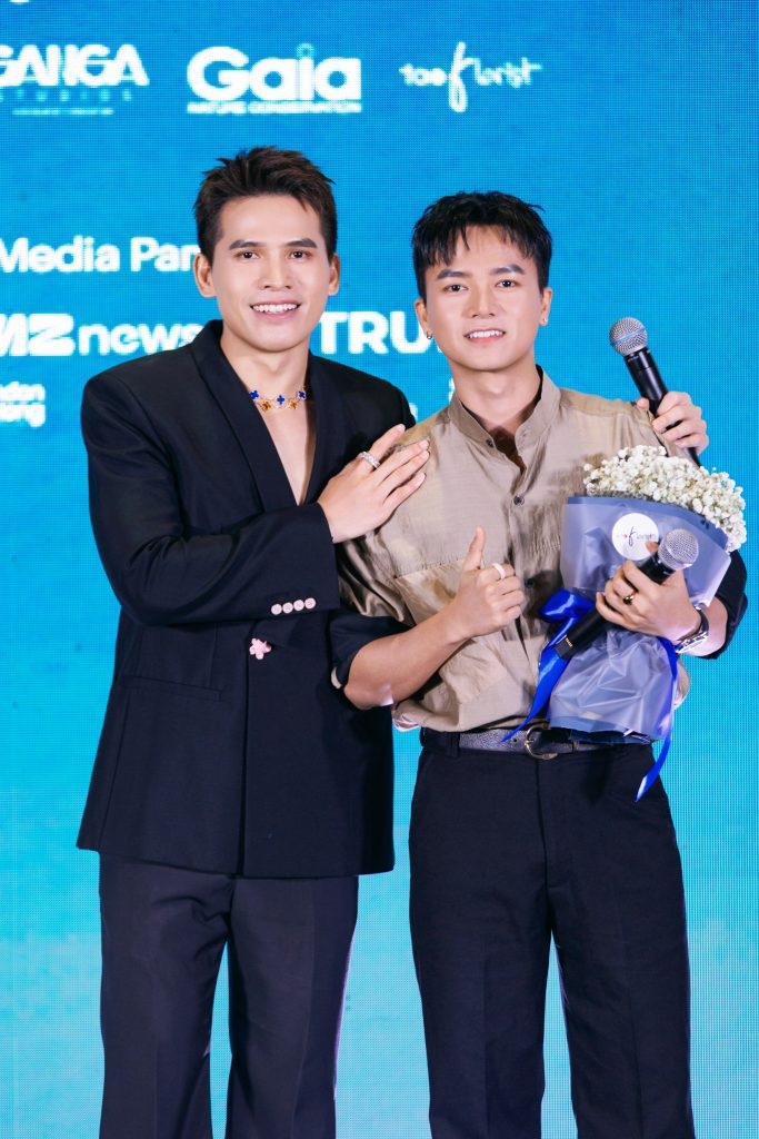 Quốc Thiên “so múi” với… Bùi Công Nam, quyết “ăn thua đủ” tại Live Concert SKYNOTE 2025- Ảnh 4. Quốc Thiên “so múi” với… Bùi Công Nam, quyết “ăn thua đủ” tại Live Concert SKYNOTE 2025- Ảnh 4.