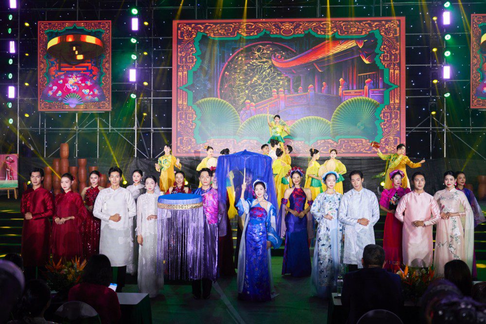 NTK Quyên Nguyễn trình làng BST Nguyệt Lụa Phồn Hoa tại Lễ hội Áo dài Du lịch Hà Nội 2025- Ảnh 6. NTK Quyên Nguyễn trình làng BST Nguyệt Lụa Phồn Hoa tại Lễ hội Áo dài Du lịch Hà Nội 2025- Ảnh 6.