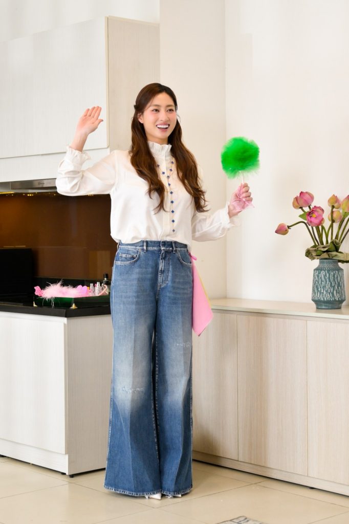 Hoa hậu Lương Thùy Linh mang vali hơn 50 triệu… đi làm giúp việc- Ảnh 2. Hoa hậu Lương Thùy Linh mang vali hơn 50 triệu… đi làm giúp việc- Ảnh 2.