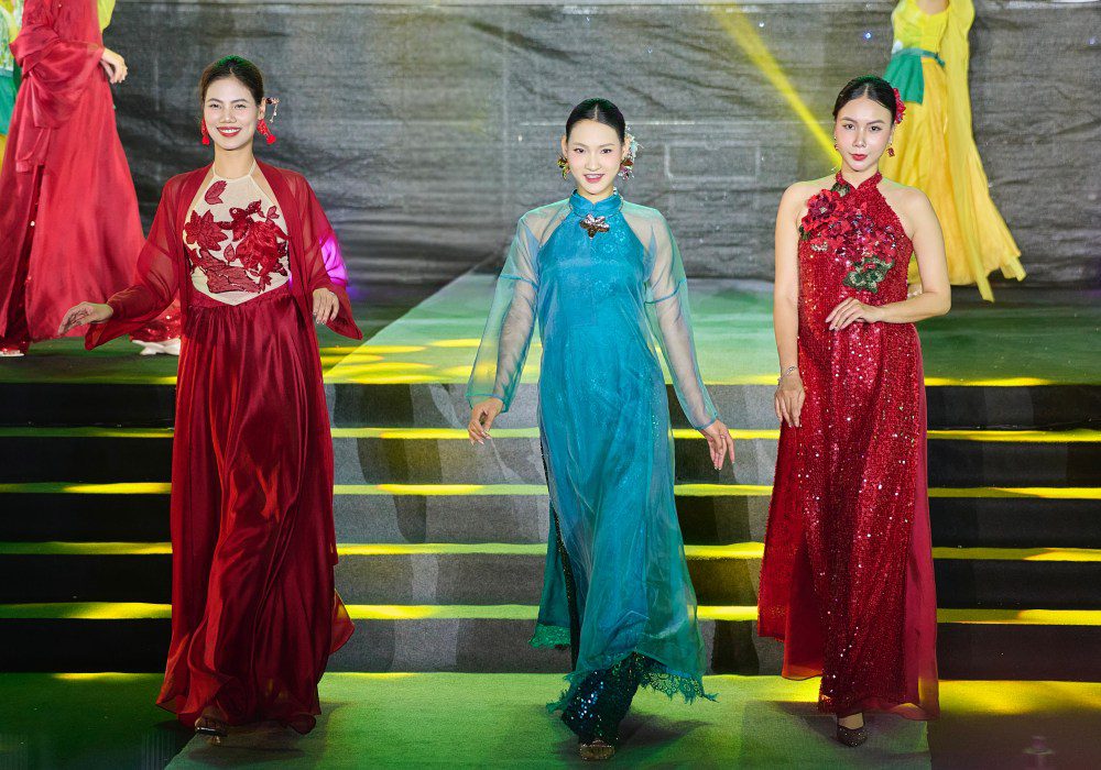 NTK Quyên Nguyễn trình làng BST Nguyệt Lụa Phồn Hoa tại Lễ hội Áo dài Du lịch Hà Nội 2025- Ảnh 4. NTK Quyên Nguyễn trình làng BST Nguyệt Lụa Phồn Hoa tại Lễ hội Áo dài Du lịch Hà Nội 2025- Ảnh 4.