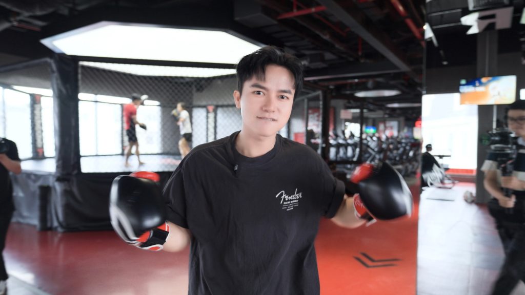 Quốc Thiên “so múi” với… Bùi Công Nam, quyết “ăn thua đủ” tại Live Concert SKYNOTE 2025- Ảnh 2. Quốc Thiên “so múi” với… Bùi Công Nam, quyết “ăn thua đủ” tại Live Concert SKYNOTE 2025- Ảnh 2.