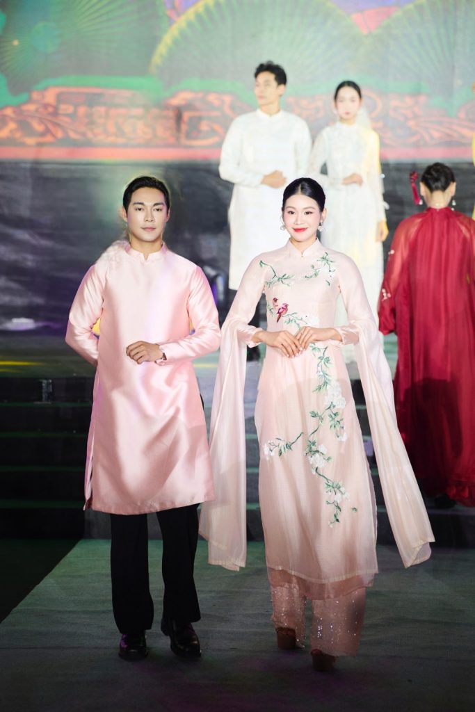 NTK Quyên Nguyễn trình làng BST Nguyệt Lụa Phồn Hoa tại Lễ hội Áo dài Du lịch Hà Nội 2025- Ảnh 5. NTK Quyên Nguyễn trình làng BST Nguyệt Lụa Phồn Hoa tại Lễ hội Áo dài Du lịch Hà Nội 2025- Ảnh 5.