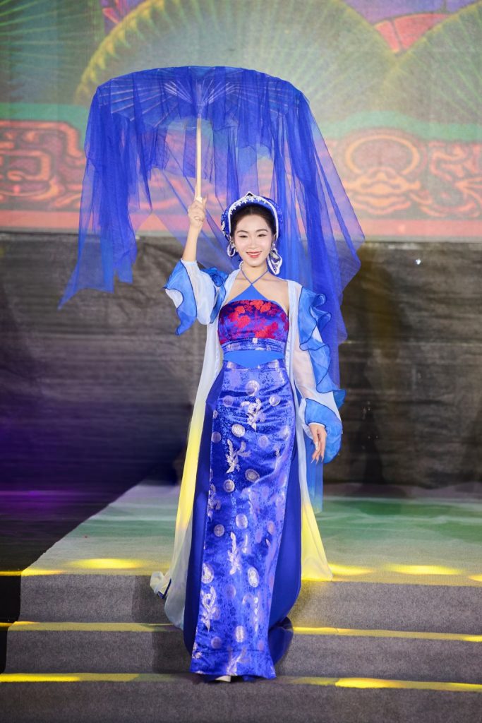 NTK Quyên Nguyễn trình làng BST Nguyệt Lụa Phồn Hoa tại Lễ hội Áo dài Du lịch Hà Nội 2025- Ảnh 2. NTK Quyên Nguyễn trình làng BST Nguyệt Lụa Phồn Hoa tại Lễ hội Áo dài Du lịch Hà Nội 2025- Ảnh 2.