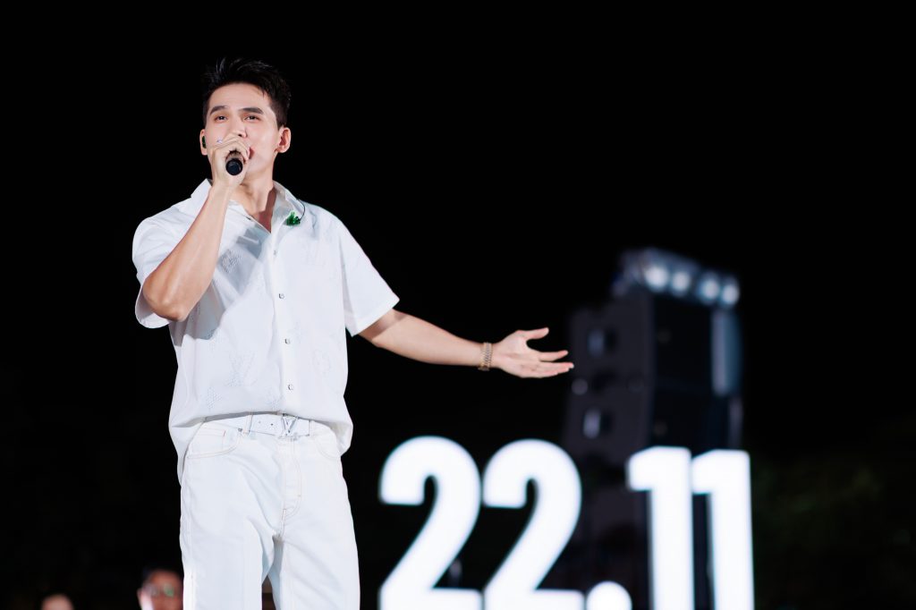 Quốc Thi&ecirc;n song ca c&ugrave;ng Jun Phạm, l&agrave;m mini livestage &ldquo;h&acirc;m n&oacute;ng&rdquo; Live Concert SKYNote- Ảnh 1.