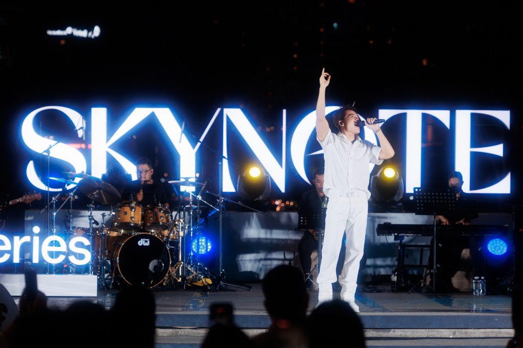 Quốc Thi&ecirc;n song ca c&ugrave;ng Jun Phạm, l&agrave;m mini livestage &ldquo;h&acirc;m n&oacute;ng&rdquo; Live Concert SKYNote- Ảnh 2.