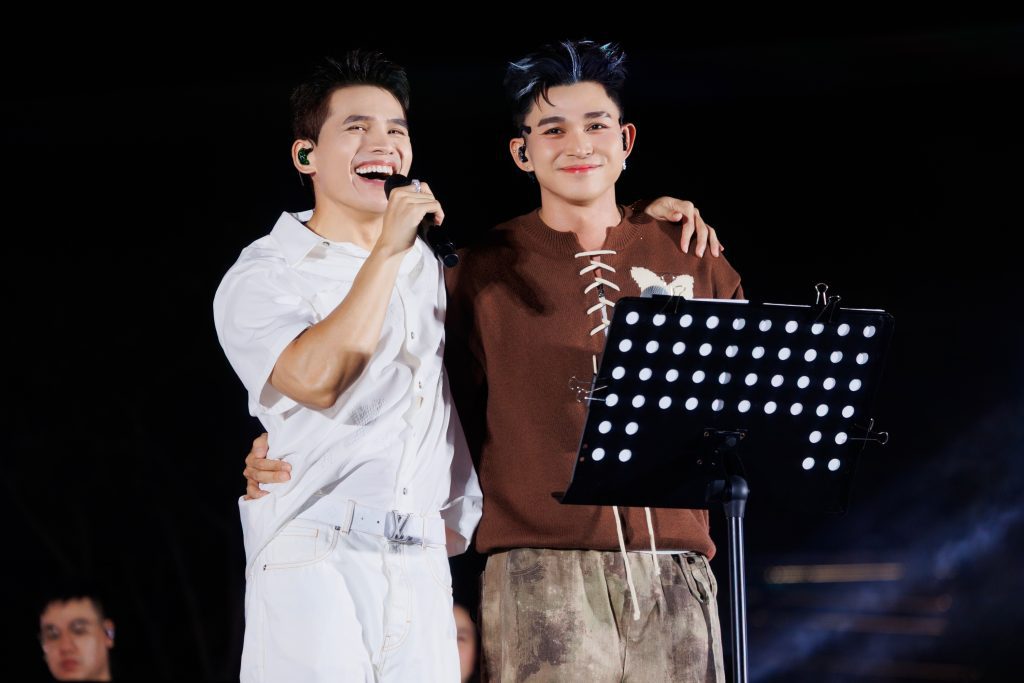 Quốc Thi&ecirc;n song ca c&ugrave;ng Jun Phạm, l&agrave;m mini livestage &ldquo;h&acirc;m n&oacute;ng&rdquo; Live Concert SKYNote- Ảnh 5.