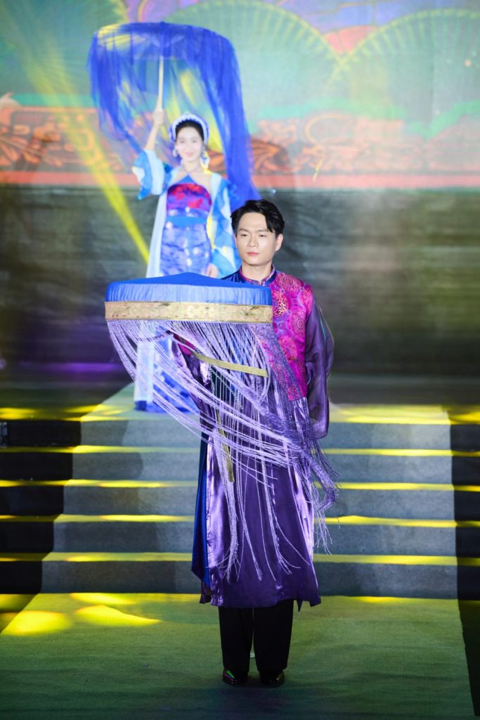 NTK Quyên Nguyễn trình làng BST Nguyệt Lụa Phồn Hoa tại Lễ hội Áo dài Du lịch Hà Nội 2025- Ảnh 1. NTK Quyên Nguyễn trình làng BST Nguyệt Lụa Phồn Hoa tại Lễ hội Áo dài Du lịch Hà Nội 2025- Ảnh 1.