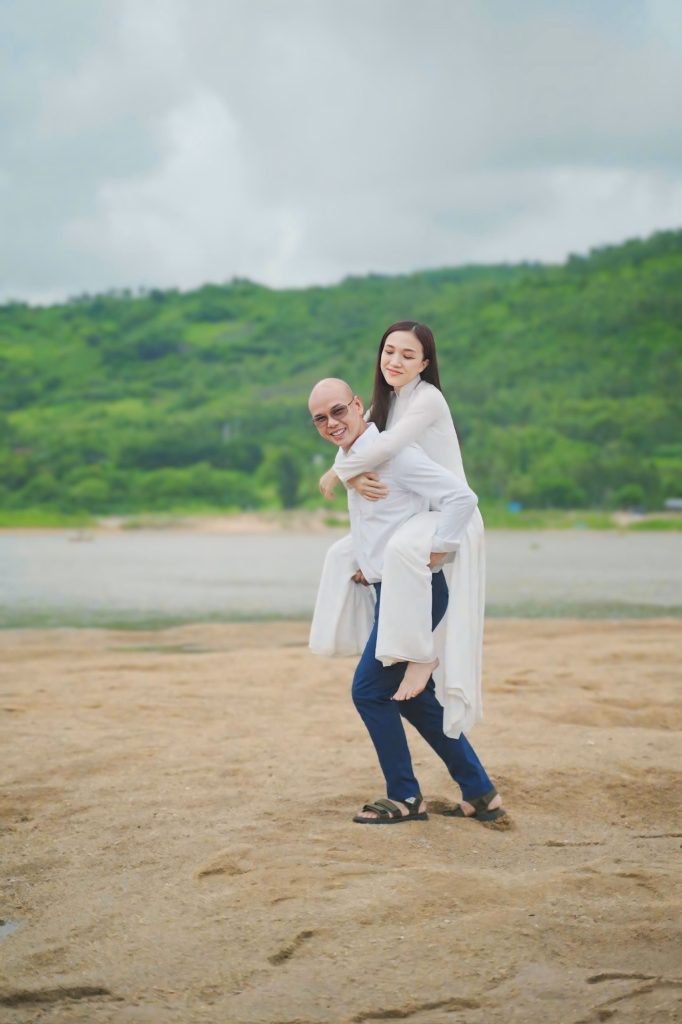 Phan Đinh Tùng cùng bà xã tái hiện miền ký ức ngọt ngào trong MV mới “Cho tôi được trở về”- Ảnh 5. Phan Đinh Tùng cùng bà xã tái hiện miền ký ức ngọt ngào trong MV mới “Cho tôi được trở về”- Ảnh 5.