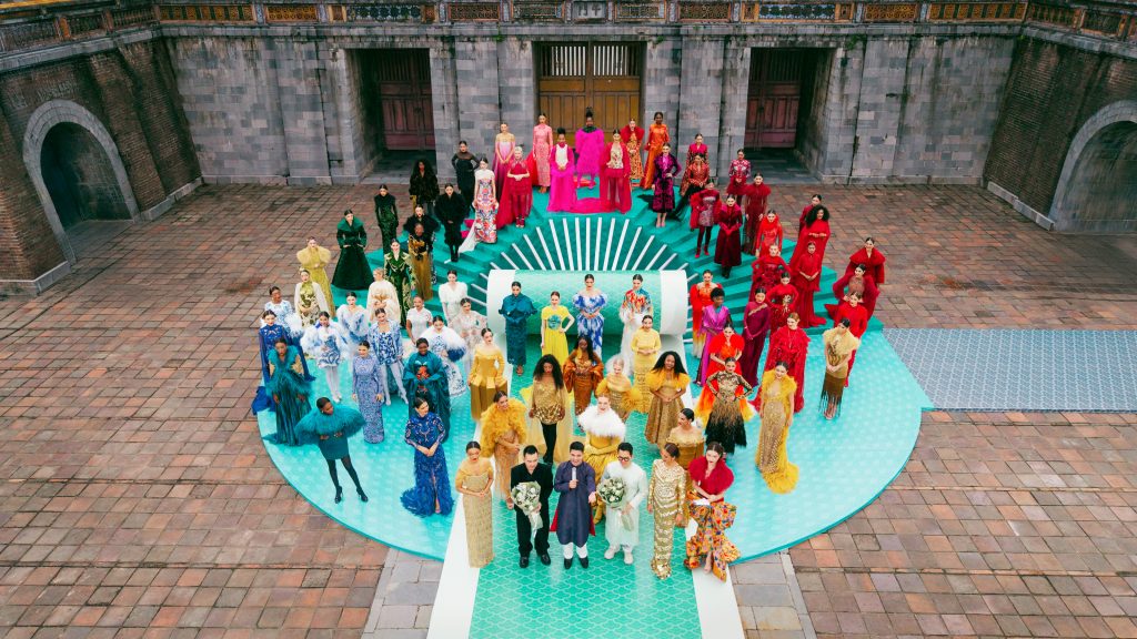 Fashion show "Hello Cosmo From Vietnam" mùa 2: Hơn 70 thí sinh trình diễn thời trang ấn tượng tại Quảng trường Ngọ Môn - Đại Nội Huế- Ảnh 1. Fashion show "Hello Cosmo From Vietnam" mùa 2: Hơn 70 thí sinh trình diễn thời trang ấn tượng tại Quảng trường Ngọ Môn - Đại Nội Huế- Ảnh 1.