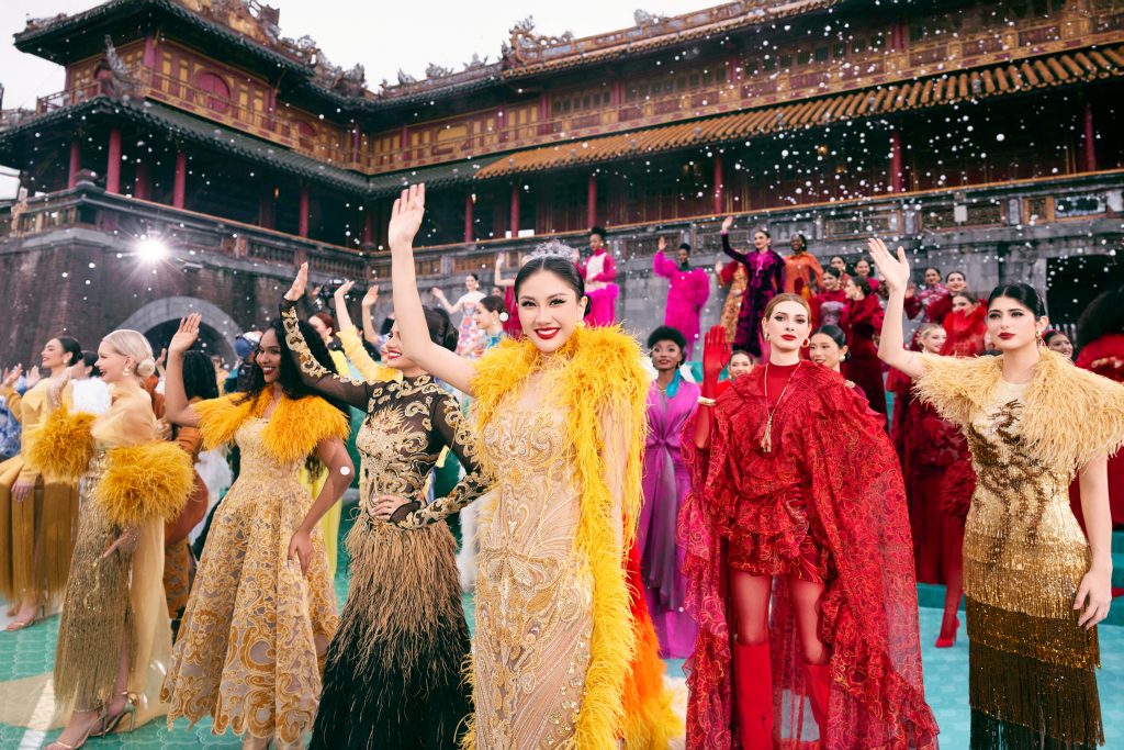 Fashion show "Hello Cosmo From Vietnam" mùa 2: Hơn 70 thí sinh trình diễn thời trang ấn tượng tại Quảng trường Ngọ Môn - Đại Nội Huế- Ảnh 2. Fashion show "Hello Cosmo From Vietnam" mùa 2: Hơn 70 thí sinh trình diễn thời trang ấn tượng tại Quảng trường Ngọ Môn - Đại Nội Huế- Ảnh 2.