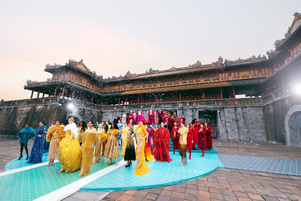 Fashion show "Hello Cosmo From Vietnam" mùa 2: Hơn 70 thí sinh trình diễn thời trang ấn tượng tại Quảng trường Ngọ Môn - Đại Nội Huế- Ảnh 3. Fashion show "Hello Cosmo From Vietnam" mùa 2: Hơn 70 thí sinh trình diễn thời trang ấn tượng tại Quảng trường Ngọ Môn - Đại Nội Huế- Ảnh 3.