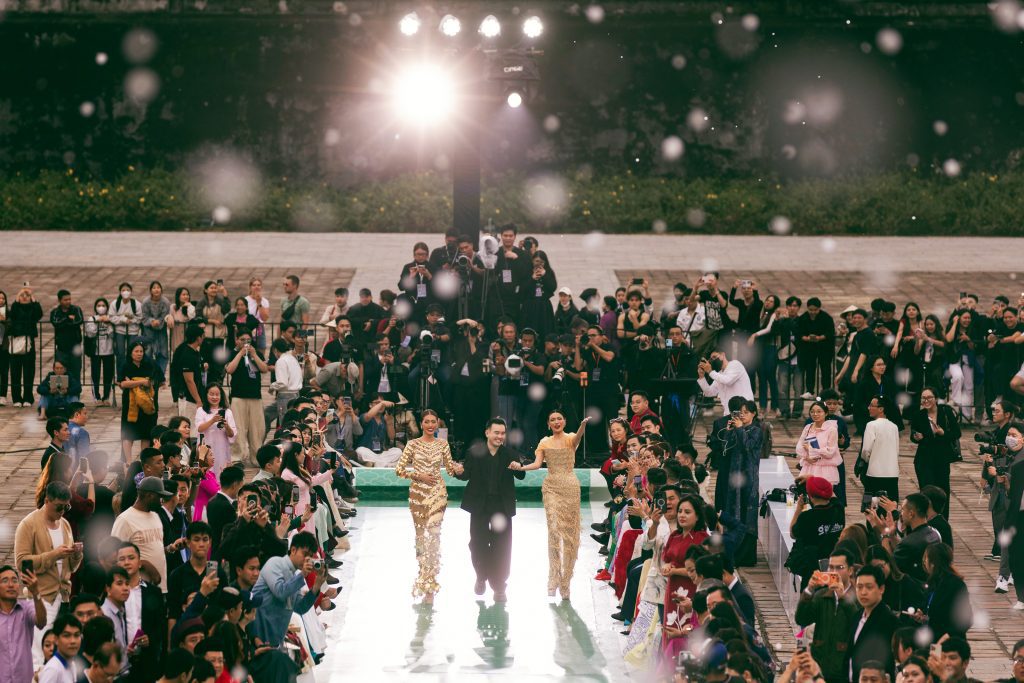 Fashion show "Hello Cosmo From Vietnam" mùa 2: Hơn 70 thí sinh trình diễn thời trang ấn tượng tại Quảng trường Ngọ Môn - Đại Nội Huế- Ảnh 4. Fashion show "Hello Cosmo From Vietnam" mùa 2: Hơn 70 thí sinh trình diễn thời trang ấn tượng tại Quảng trường Ngọ Môn - Đại Nội Huế- Ảnh 4.