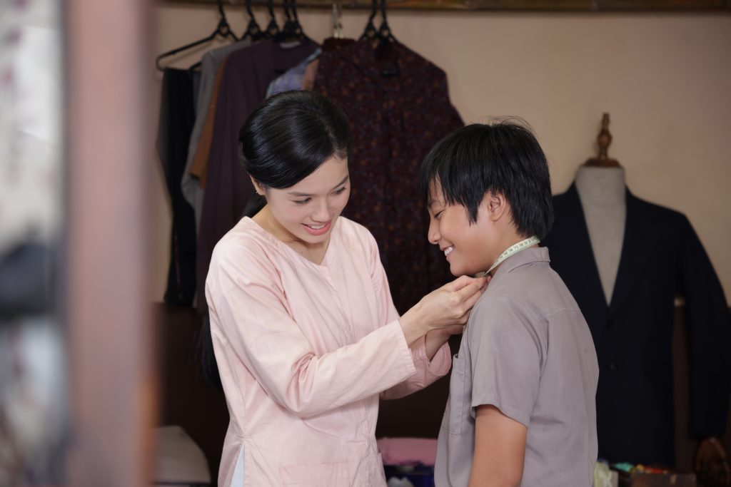 Thu Trang "chơi lớn" l&agrave;m sống lại khu phố sầm uất - T&acirc;n Ch&acirc;u, huy động diễn vi&ecirc;n quần ch&uacute;ng h&ugrave;ng hậu trong "Ai thương ai mến"- Ảnh 1.