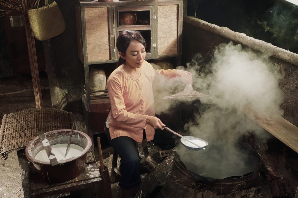 Thu Trang "chơi lớn" l&agrave;m sống lại khu phố sầm uất - T&acirc;n Ch&acirc;u, huy động diễn vi&ecirc;n quần ch&uacute;ng h&ugrave;ng hậu trong "Ai thương ai mến"- Ảnh 6.