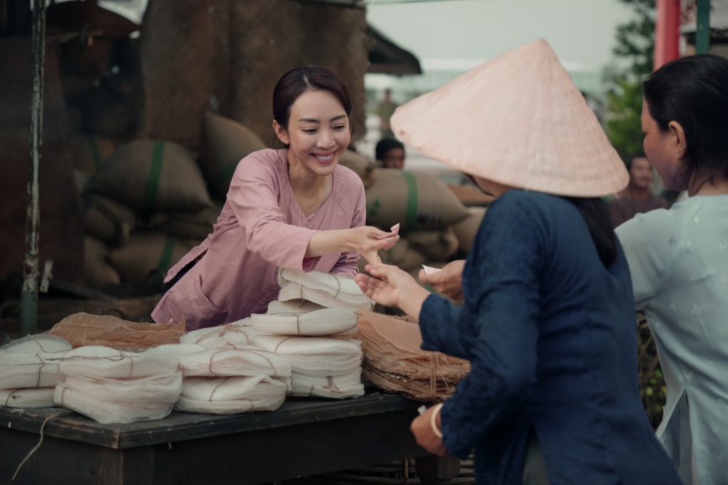 Thu Trang "chơi lớn" l&agrave;m sống lại khu phố sầm uất - T&acirc;n Ch&acirc;u, huy động diễn vi&ecirc;n quần ch&uacute;ng h&ugrave;ng hậu trong "Ai thương ai mến"- Ảnh 9.