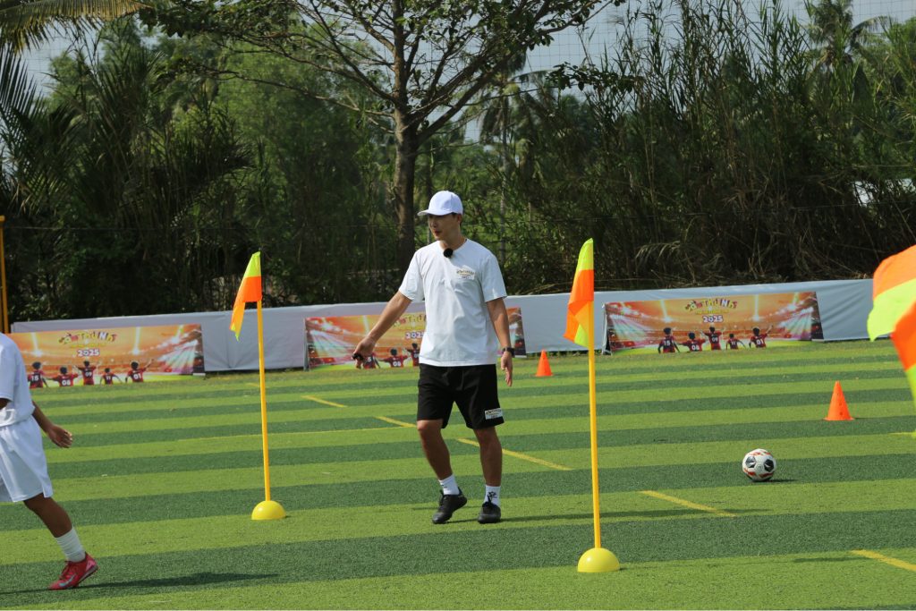 HLV Kim Sang Sik d&agrave;nh t&acirc;m huyết cho Cầu thủ nh&iacute; 2025, kỳ vọng sẽ c&oacute; những Quang Hải - Duy Mạnh trong tương lai- Ảnh 4.