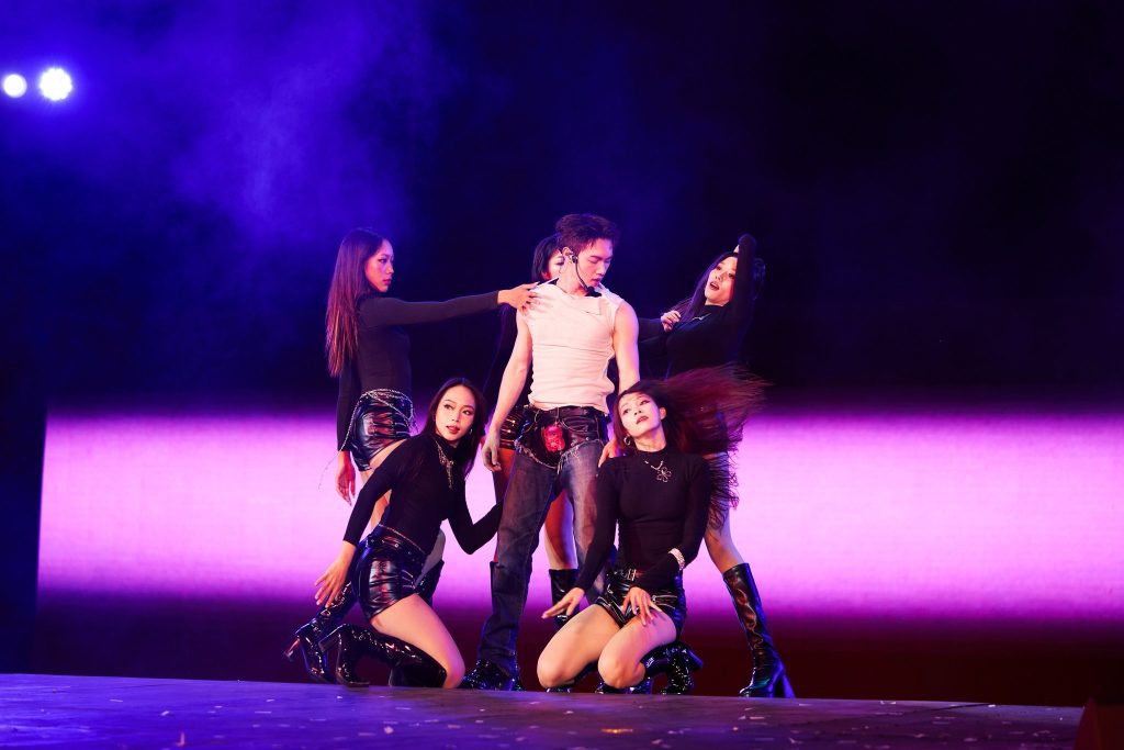 Từ kh&aacute;n giả th&agrave;nh nghệ sĩ ch&iacute;nh, JSOL b&ugrave;ng nổ MBillion với 45 ph&uacute;t tr&igrave;nh diễn đỉnh cao - cả &ldquo;vũ trụ m&egrave;o hồng&rdquo; tập hợp&nbsp;- Ảnh 6.