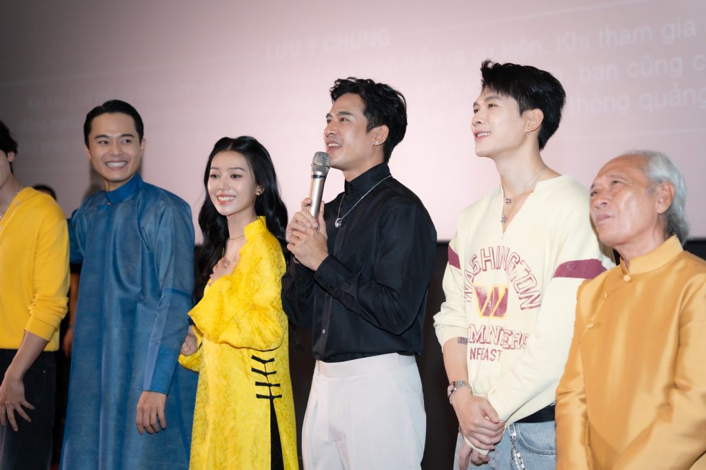 "Hoàng tử quỷ" giành Top 1 phim Việt cuối tuần, chuẩn bị đổ bộ miền Tây với chuỗi “cinetour” toàn mỹ nam - Ảnh 4. "Hoàng tử quỷ" giành Top 1 phim Việt cuối tuần, chuẩn bị đổ bộ miền Tây với chuỗi “cinetour” toàn mỹ nam - Ảnh 4.