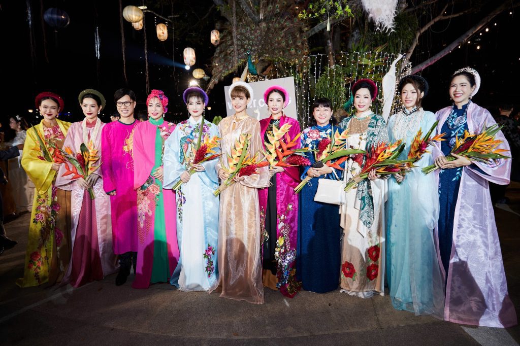 NSND Trịnh Kim Chi, MC Quỳnh Hoa diễn &aacute;o d&agrave;i tại show thời trang kỷ niệm 3 thập kỷ l&agrave;m nghề của NTK V&otilde; Việt Chung- Ảnh 12.