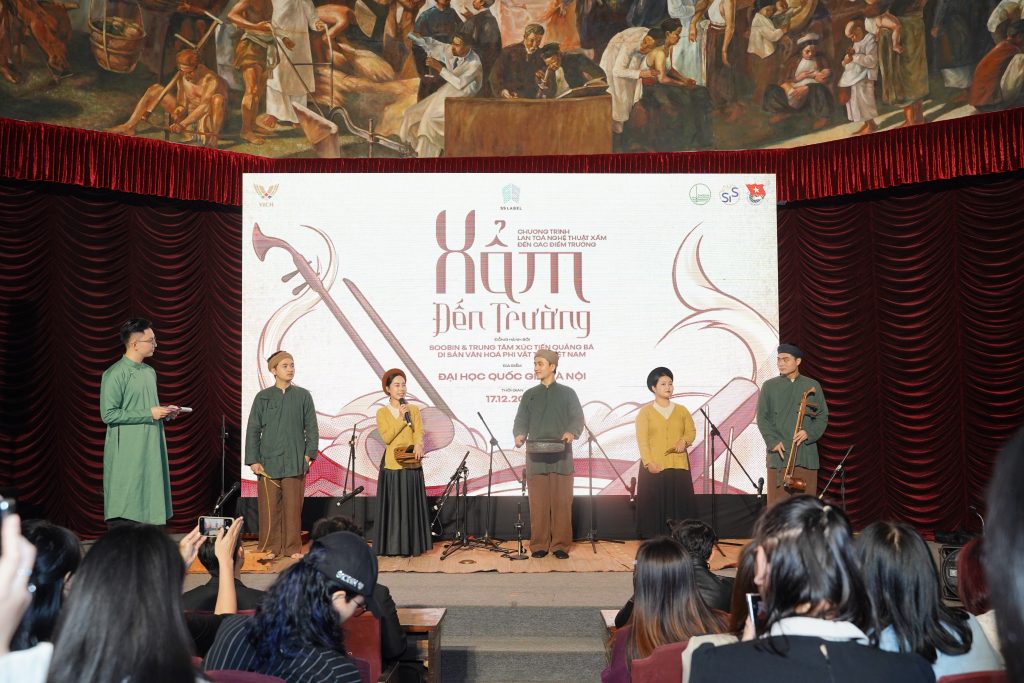 SOOBIN đưa Xẩm cổ truyền đến gần hơn với Gen Z thông qua dự án "Xẩm đến trường"- Ảnh 3. SOOBIN đưa Xẩm cổ truyền đến gần hơn với Gen Z thông qua dự án "Xẩm đến trường"- Ảnh 3.