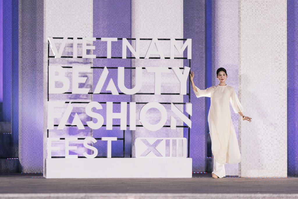 Thanh Hằng - Hoàng Thuỳ - Võ Hoàng Yến hội ngộ, đọ sắc vóc cùng dàn hoa - á hậu tại Vietnam Beauty Fashion Fest XIII- Ảnh 5. Thanh Hằng - Hoàng Thuỳ - Võ Hoàng Yến hội ngộ, đọ sắc vóc cùng dàn hoa - á hậu tại Vietnam Beauty Fashion Fest XIII- Ảnh 5.