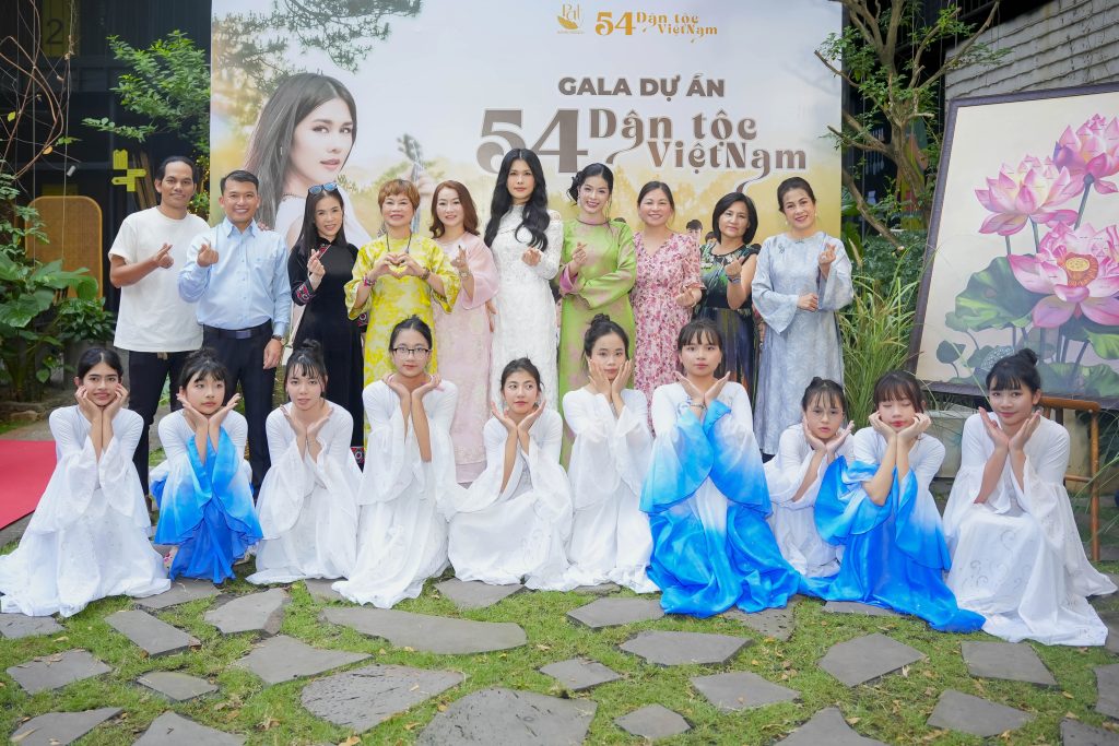 Ph&uacute;c Anh v&agrave; dự &aacute;n &ldquo;54 d&acirc;n tộc Việt Nam&rdquo; nhận kỷ lục Việt Nam với bức tranh hoa sen- Ảnh 7.